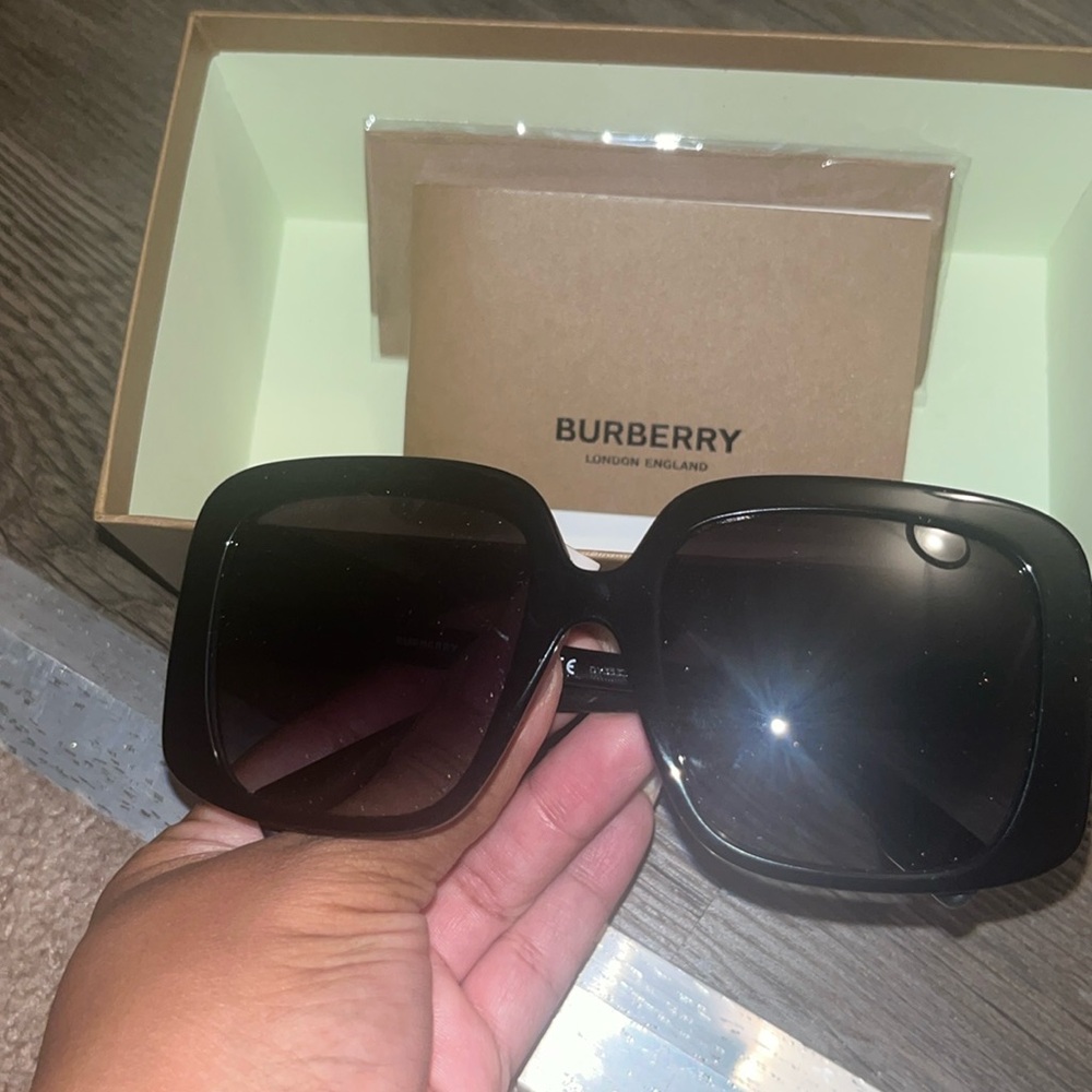 AUTHENTIC BURBERRY SUNGLASSES NWT